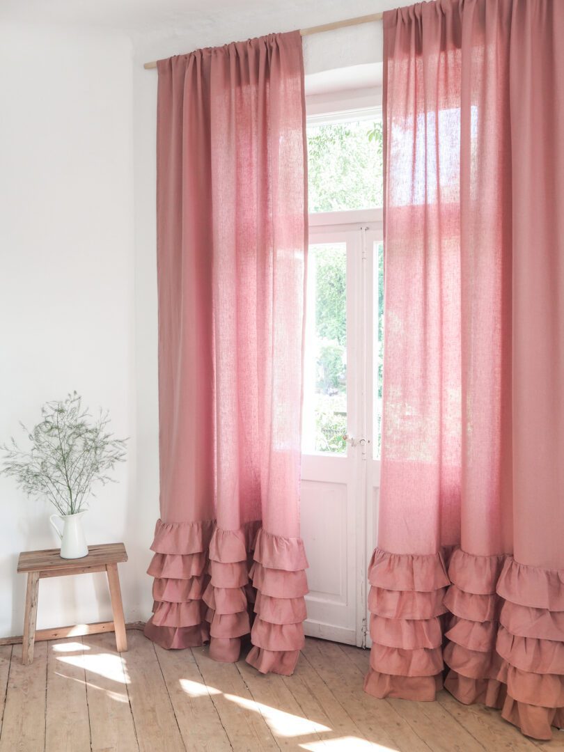 Staubiger rosa Leinenvorhang mit Rüschen