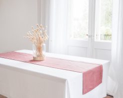 Tischläufer aus rosafarbenem Leinen