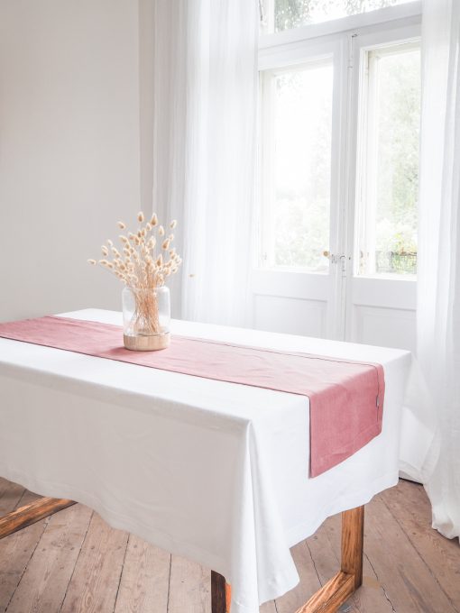 Różowy lniany bieżnik na stół