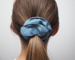 niebieska lniana gumka do włosów typu scrunchie