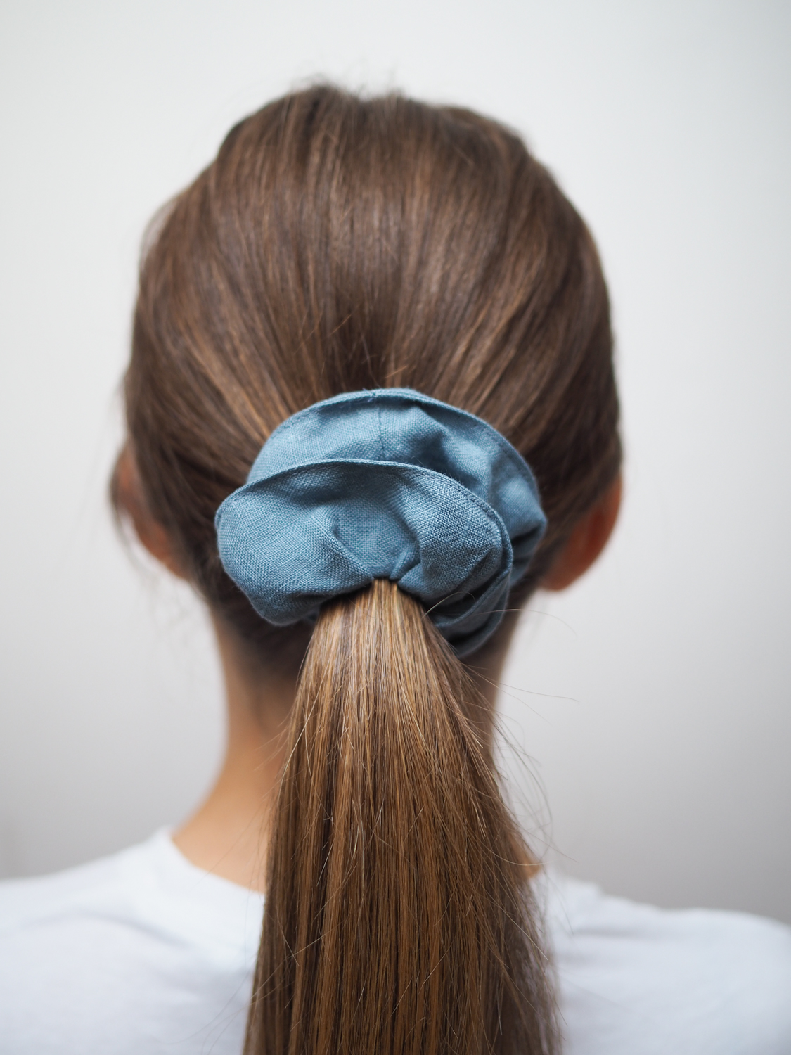 niebieska lniana gumka do włosów typu scrunchie