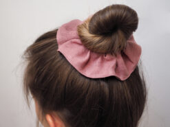 różowa lniana gumka do włosów typu scrunchie
