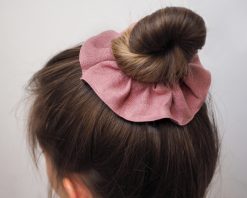 różowa lniana gumka do włosów typu scrunchie