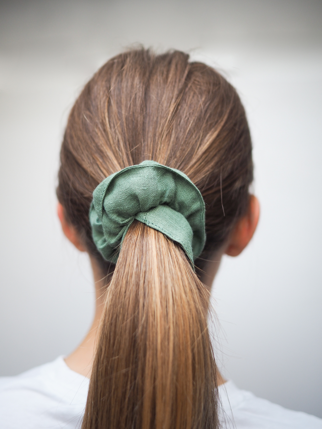 zielona lniana gumka do włosów typu scrunchie