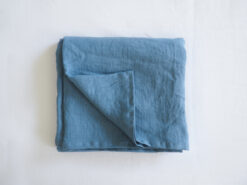 Flache Bettwäsche aus blauem Leinen