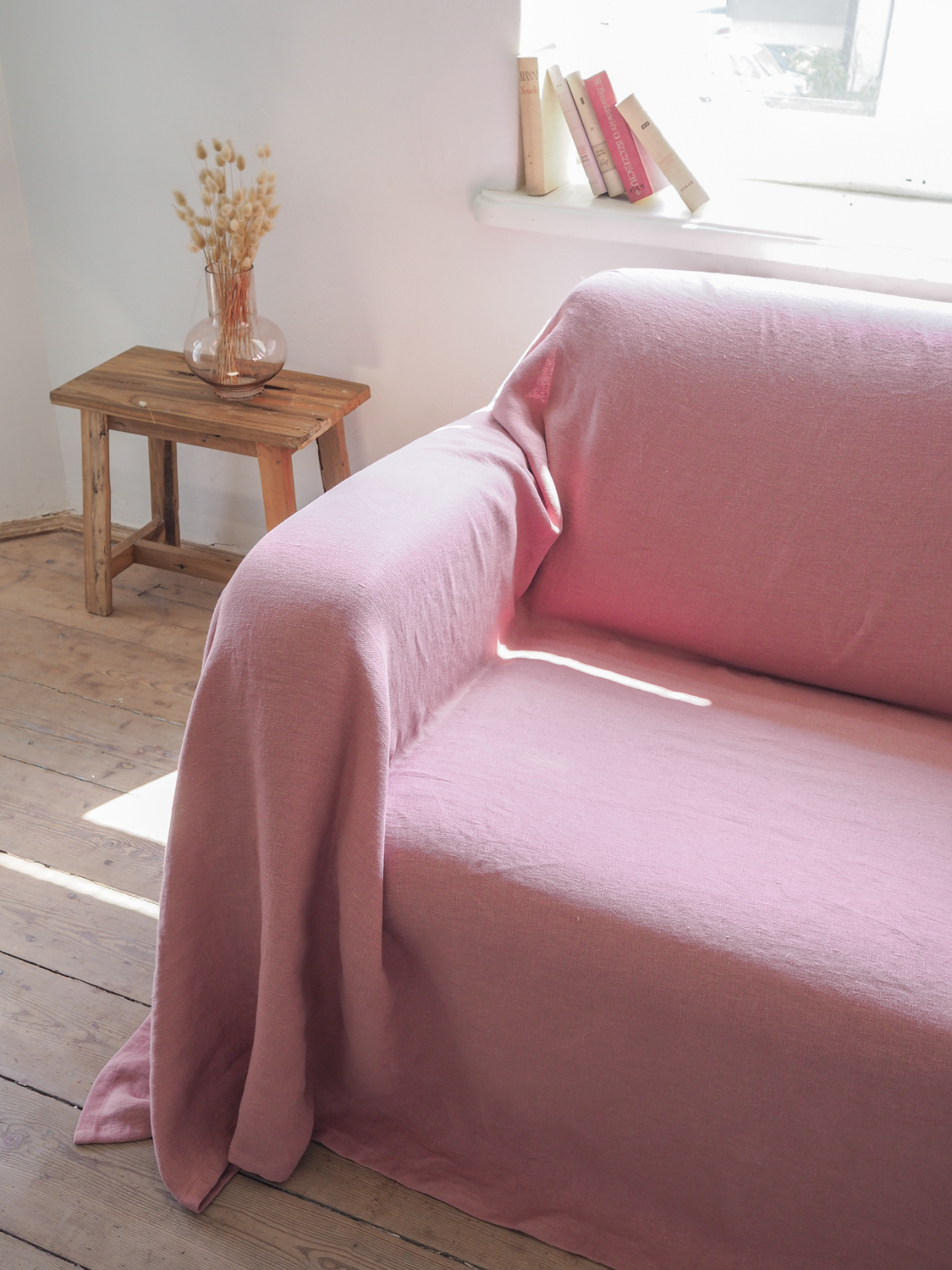 Różowa lniana narzuta na kanapę