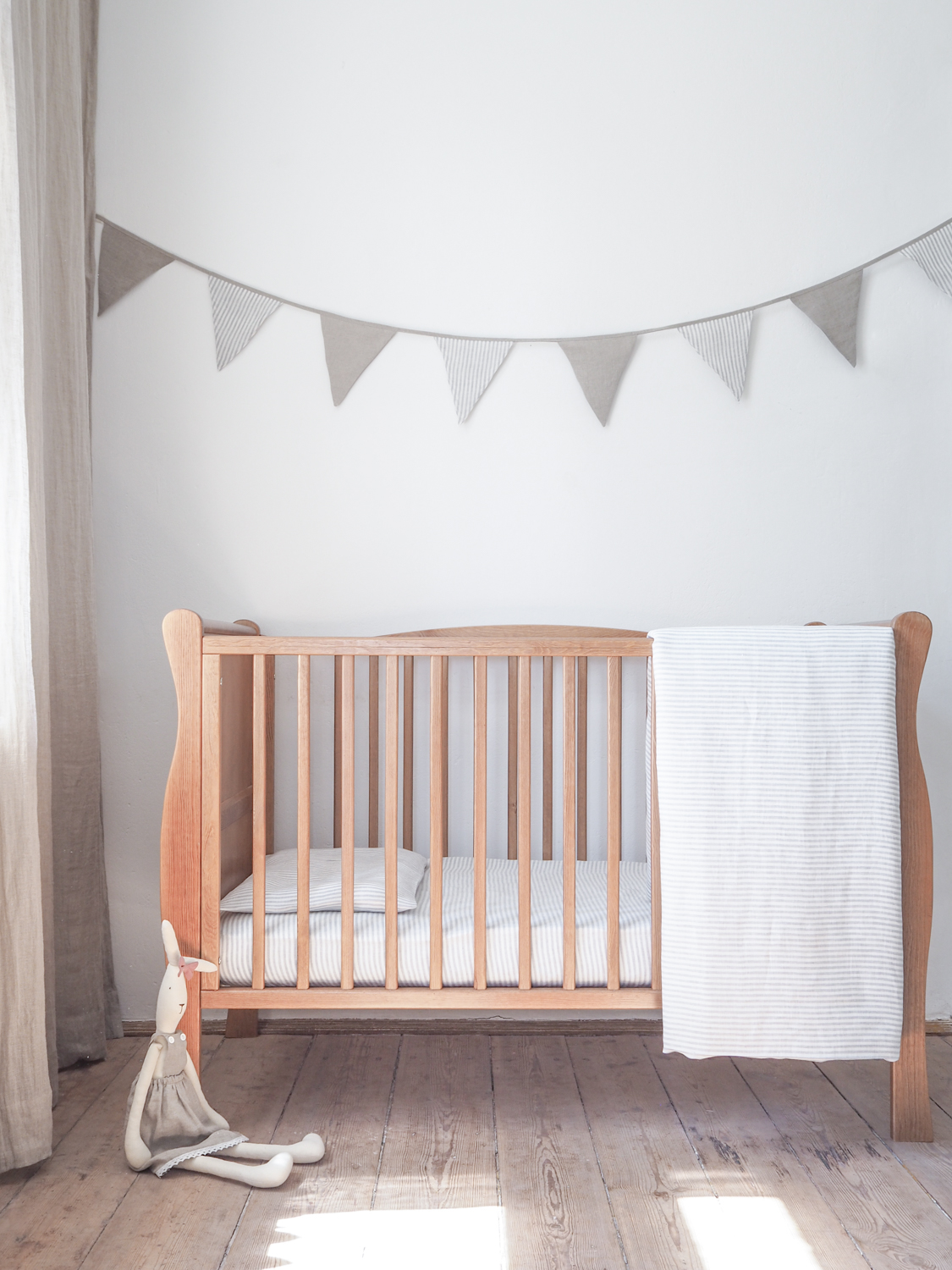 Striped linen bedding for babies