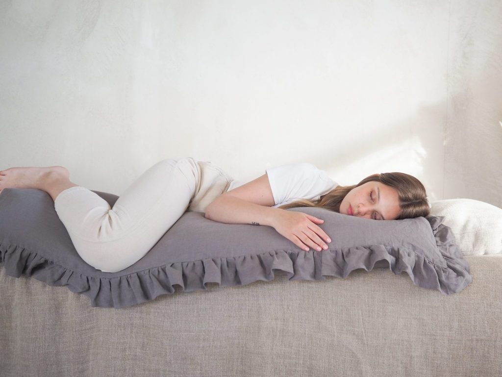 Szara długa poduszka do spania - czyli poduszka na migreny