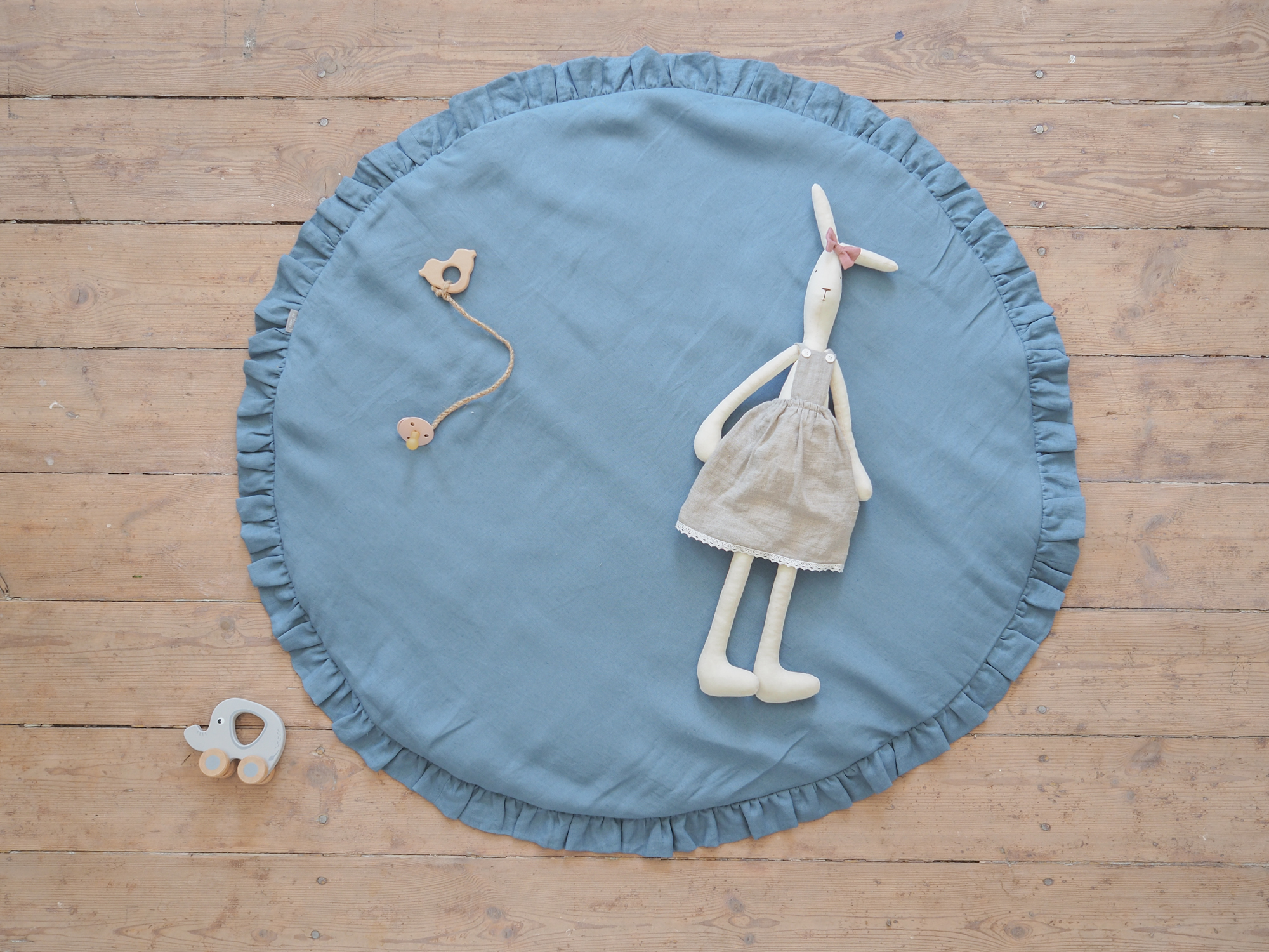 Round linen rug for a child